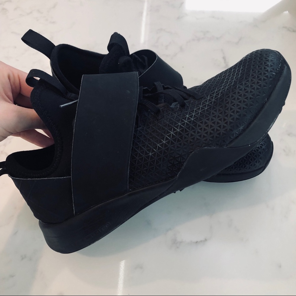 {BLACKOUT} Nike Air Zoom Strong